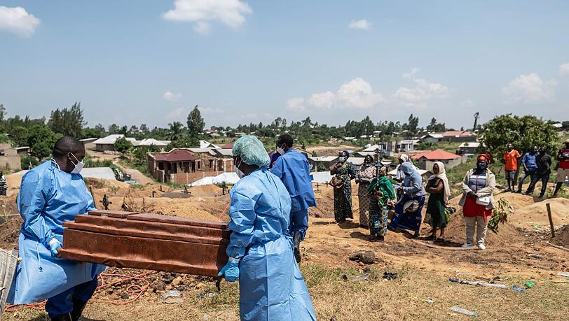 Verstorbene Ebola-Patienten sind hochansteckend und müssen unter besonderen Sicherheitsvorkehrungen beigesetzt werden. (Archivbild) Verstorbene Ebola-Patienten sind hochansteckend und müssen unter besonderen Sicherheitsvorkehrungen beigesetzt werden. (Archivbild)