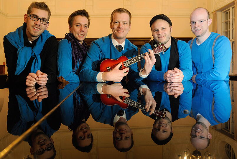 Jakob (v.l.), Lars, Klaas, Basti und Tom von der Band "voxenstopp" posieren in München an einem Konzertfluegel.