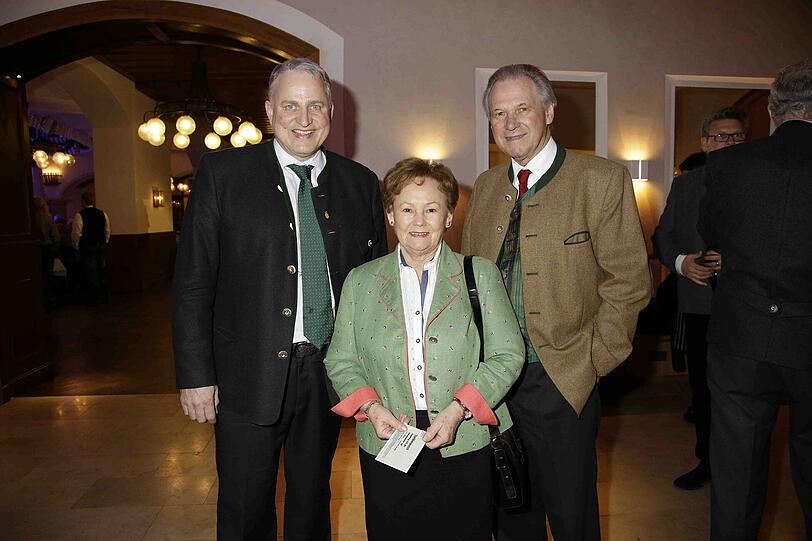 Gastgeber Christian Schottenhamel (links) mit Hermann Memmel und dessen Frau Fränzi.