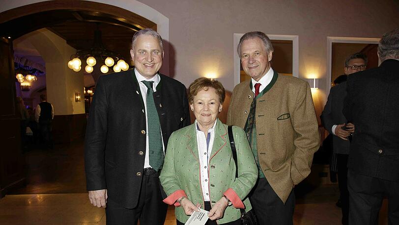 Gastgeber Christian Schottenhamel (links) mit Hermann Memmel und dessen Frau Fränzi.