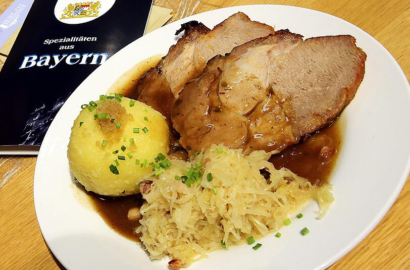 Schweinsbraten mit Knödel und Kraut soll nicht aus falscher Rücksicht von den Speisplänen verschwinden, findet Angela Merkel.