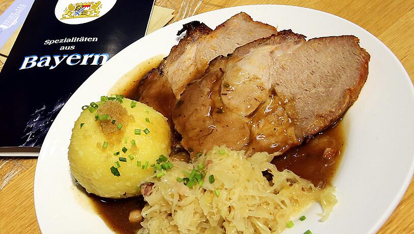 Schweinsbraten mit Knödel und Kraut soll nicht aus falscher Rücksicht von den Speisplänen verschwinden, findet Angela Merkel. Schweinsbraten mit Knödel und Kraut soll nicht aus falscher Rücksicht von den Speisplänen verschwinden, findet Angela Merkel.