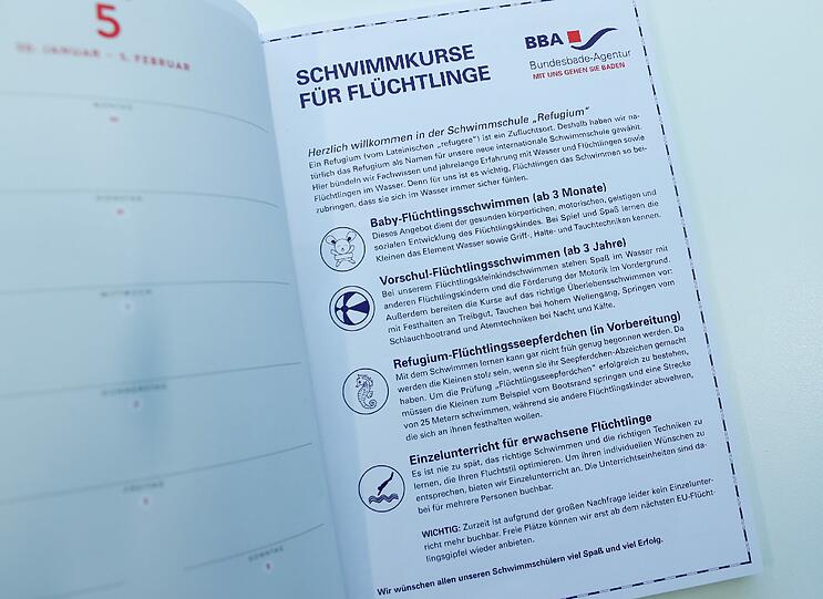 Das Foto vom 30.11.2016 in Berlin zeigt eine Seite aus dem "Almanach" zum diesjährigen Bundespresseball. Die Satire über Schwimmkurse für Flüchtlinge im Mittelmeer hat Wirbel unter den Hauptstadtjournalisten ausgelöst