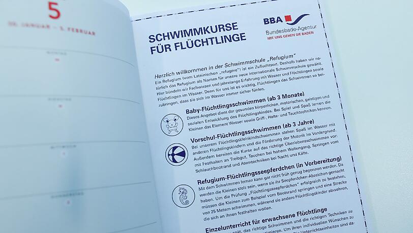 Das Foto vom 30.11.2016 in Berlin zeigt eine Seite aus dem "Almanach" zum diesjährigen Bundespresseball. Die Satire über Schwimmkurse für Flüchtlinge im Mittelmeer hat Wirbel unter den Hauptstadtjournalisten ausgelöst Das Foto vom 30.11.2016 in Berlin zeigt eine Seite aus dem "Almanach" zum diesjährigen Bundespresseball. Die Satire über Schwimmkurse für Flüchtlinge im Mittelmeer hat Wirbel unter den Hauptstadtjournalisten ausgelöst
