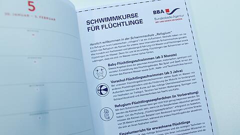 Das Foto vom 30.11.2016 in Berlin zeigt eine Seite aus dem "Almanach" zum diesjährigen Bundespresseball. Die Satire über Schwimmkurse für Flüchtlinge im Mittelmeer hat Wirbel unter den Hauptstadtjournalisten ausgelöst