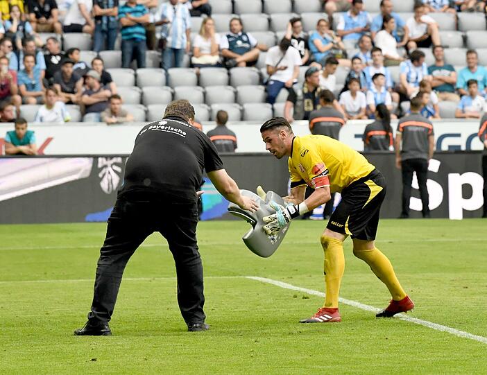 Zehn Minuten vor Ende rasten einig Löwen-Fans komplett aus. Es fliegen Sitzschalen und Metallstangen aufs Spielfeld.