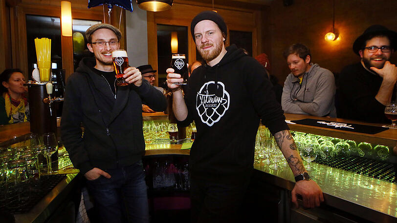 Prost: Maximilian Heisler (l.) und Tilman Ludwig haben jetzt ihre eigene Bar.
