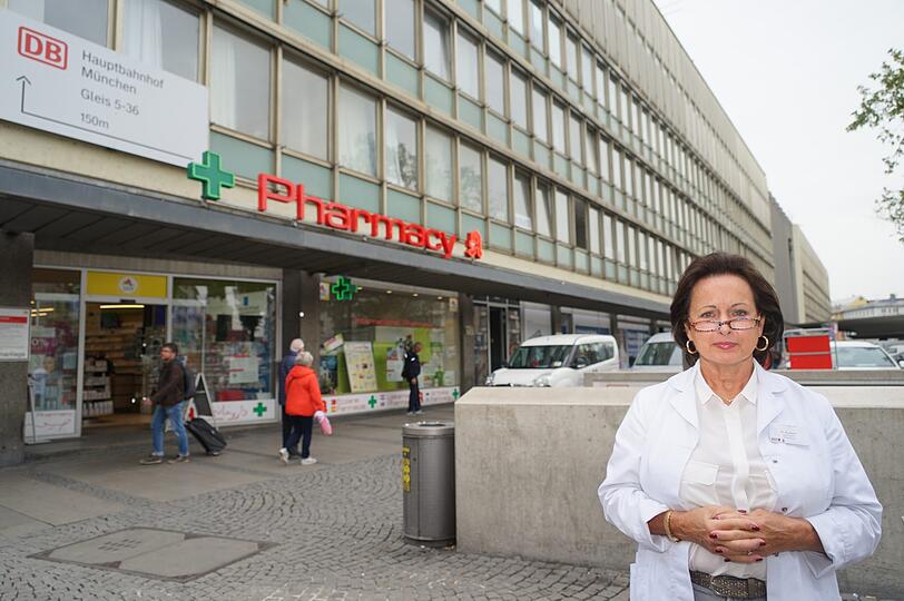 Angelika Kubern, Filialleiterin der internationalen Apotheke an der Bayerstraße, direkt im Anschluss an die Schalterhalle. Schon jetzt ging Kuberns Umsatz zeitweise bis zu 50 Prozent zurück.