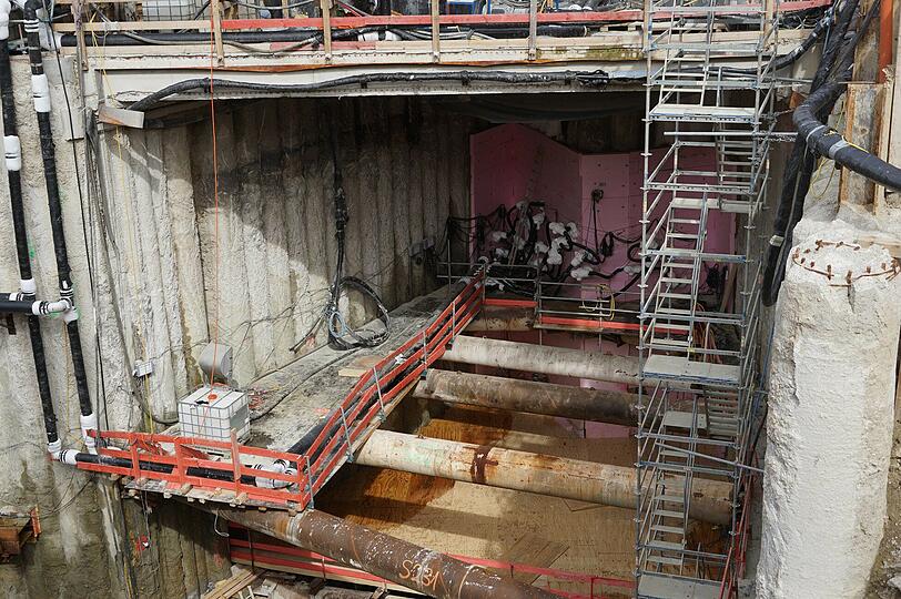 Bei der Baugrube an der Blumenstraße steht der Durchbruch zum alten Bahnsteig kurz bevor. Damit die Baustelle nicht mit Grundwasser vollläuft, wird vor der Bohrung der Untergrund durchfrostet