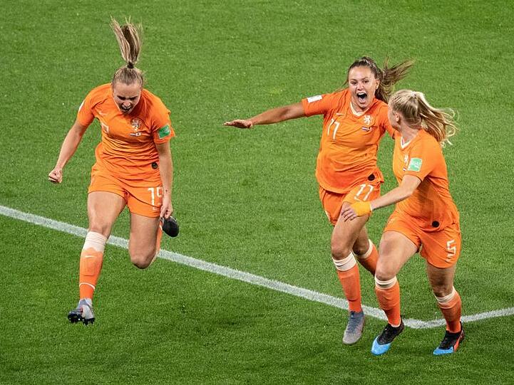 Die Niederländerinnen Jill Roord (l-r), Lieke Martens und Kika van Es feiern das Tor zum 2:1 gegen Japan.