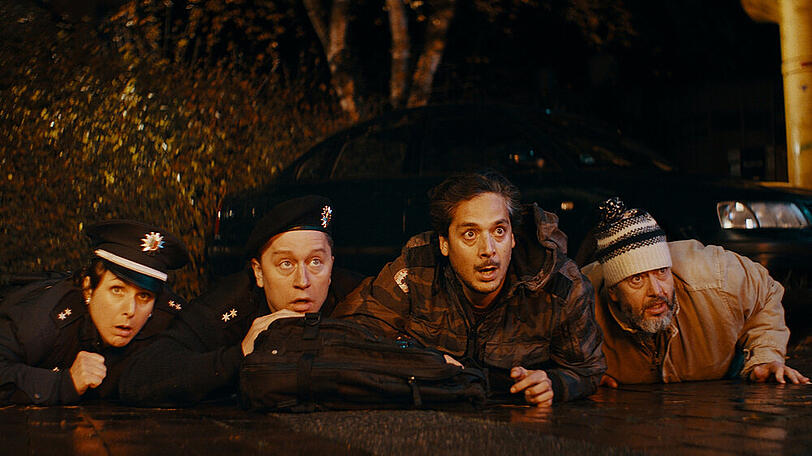 (v.l.n.r.) Netti (Sanne Schnapp), Rocky (Adrian Topol), Deniz (Erkan Acar) und der obdachlose Hagen (Alexander Hörbe)