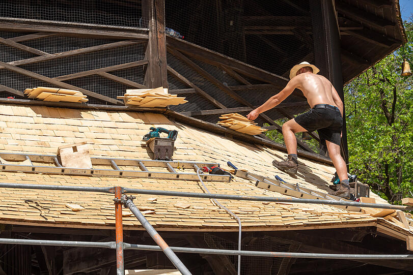 Neue Verkleidung: Der Chinesische Turm bekommt frische Holzschindeln.
