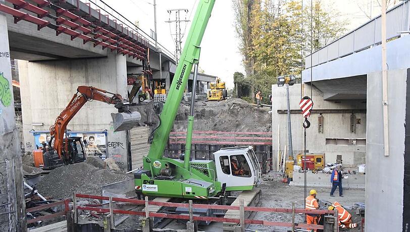 Um gute 25 Meter wurde der Brückenneubau (rechts) an seinen neuen Platz (Mitte) verschoben.