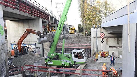 Um gute 25 Meter wurde der Brückenneubau (rechts) an seinen neuen Platz (Mitte) verschoben.