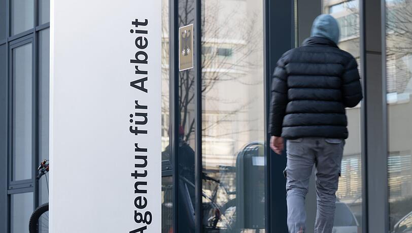 Bislang hatten Ukraine-Flüchtlinge, die nicht selbst für ihren Lebensunterhalt sorgen können, gleich Anspruch auf Bürgergeld. Das soll sich nun ändern. (Symbolbild) Bislang hatten Ukraine-Flüchtlinge, die nicht selbst für ihren Lebensunterhalt sorgen können, gleich Anspruch auf Bürgergeld. Das soll sich nun ändern. (Symbolbild)