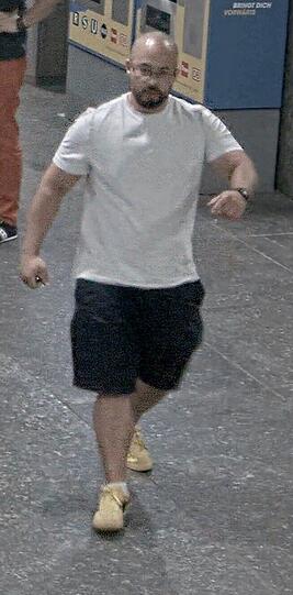 Glatze, Brille, muskulöse Statur, in der rechten Hand ein Messer: Mit diesen drei Fotos sucht die Polizei den Mann, der Mitte August in Pasing und am Stachus zwei Männer angegriffen haben soll.