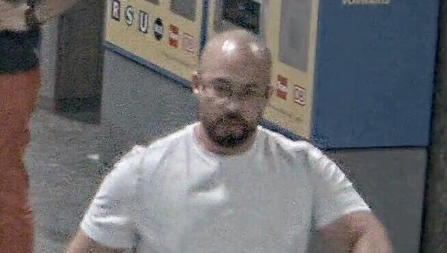 Glatze, Brille, muskulöse Statur, in der rechten Hand ein Messer: Mit diesen drei Fotos sucht die Polizei den Mann, der Mitte August in Pasing und am Stachus zwei Männer angegriffen haben soll. Glatze, Brille, muskulöse Statur, in der rechten Hand ein Messer: Mit diesen drei Fotos sucht die Polizei den Mann, der Mitte August in Pasing und am Stachus zwei Männer angegriffen haben soll.