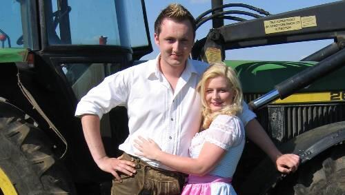 Florian Gassner mit seiner Freundin Rebecca. Im Mai 2008 erkrankte er an FSME Florian Gassner mit seiner Freundin Rebecca. Im Mai 2008 erkrankte er an FSME