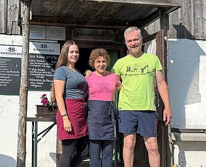 Andi Potschacher mit Frau und Tochter vor der Alm der Familie. Andi Potschacher mit Frau und Tochter vor der Alm der Familie.