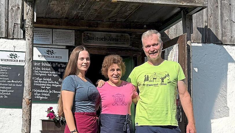 Andi Potschacher mit Frau und Tochter vor der Alm der Familie.