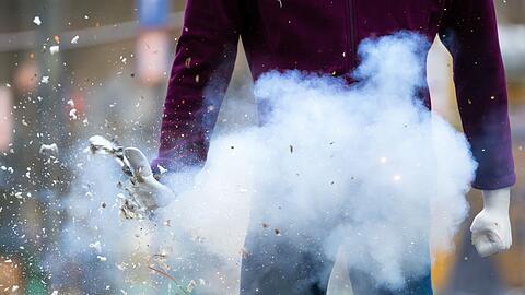 Gef&auml;hrliches Feuerwerk: Auch in diesem Jahr zeigte die Berliner Feuerwehr, was ein illegaler B&ouml;ller mit der Hand einer Puppe anrichtet.