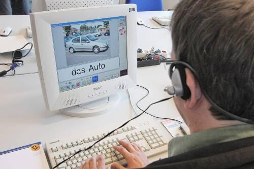Ein Blick in die Lernwerkstatt. Mit solchenComputerprogrammen lernen die Teilnehmer lesen und schreiben. Auf dem Monitor sehen sie das Bild und per Kopfhörer hören sie das Wort, das sie schreiben sollen.