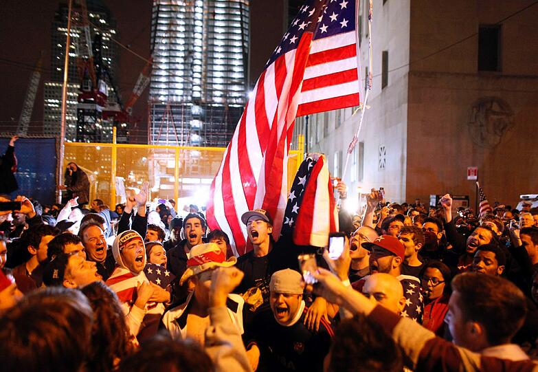Die Nachricht vom Tod des Staatsfeinds Nummer 1 - sie verbreitete sich wie ein Lauffeuer am Sonntagabend in den USA. In zahlreichen Städten gingen Tausende Menschen auf die Straße und feierten das Ende des meistgesuchten Terroristen der Welt - die Bilder.