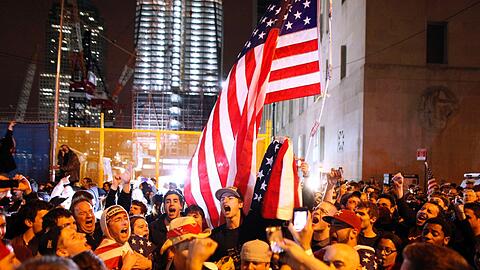 Die Nachricht vom Tod des Staatsfeinds Nummer 1 - sie verbreitete sich wie ein Lauffeuer am Sonntagabend in den USA. In zahlreichen Städten gingen Tausende Menschen auf die Straße und feierten das Ende des meistgesuchten Terroristen der Welt - die Bilder.