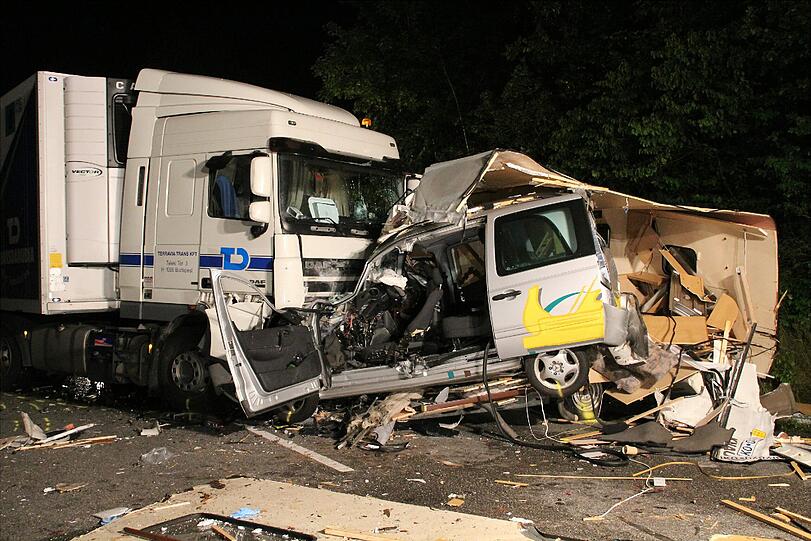 Aus unbekannten Gründen kam auf der B12 zwischen Marktl und Stammham ein Wohnwagengespann auf die Gegenfahrbahn und kollidierte frontal mit einem Lkw. Der Fahrer des Wohnwagengespanns verstarb an der Unfallstelle, der Lkwfahrer kam unverletzt davon.