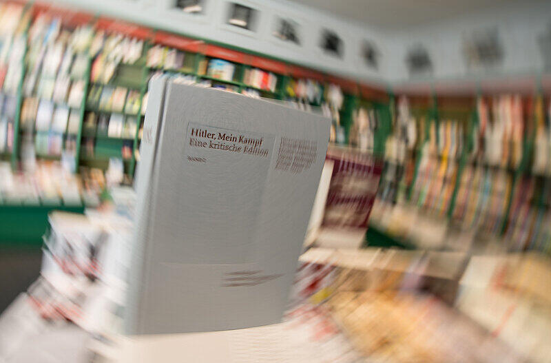 Band Eins einer Ausgabe von "Hitler, Mein Kampf - Eine kritische Edition", der kommentierten Fassung der Hetzschrift "Mein Kampf" des späteren nationalsozialistischen Diktators Adolf Hitler, steht in der Buchhandlung Lehmkuhl in München auf einem Tisch.