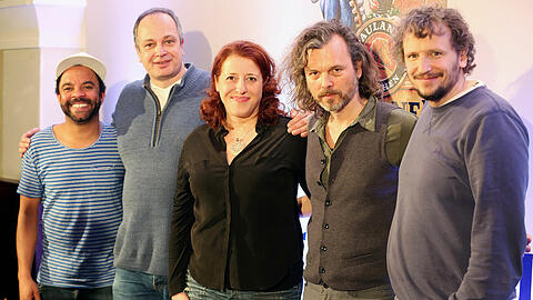 Von ihnen kriegt die Politik ihr Fett weg: Schauspieler Simon Pearce (v.l.n.r.), Autor Thomas Lienenlüke, "Mama Bavaria" Luise Kinseher, Komponist Gerd Baumann und Regisseur Marcus Rosenmüller.