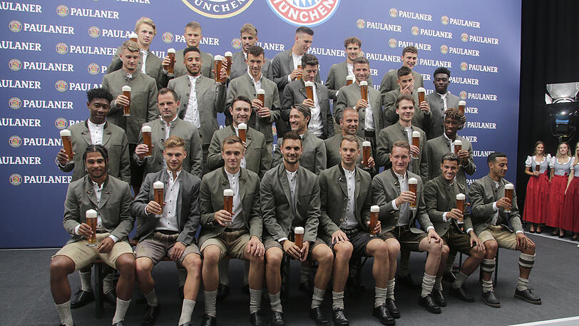 Die Mannschaft des FC Bayern beim Lederhosen-Shooting.