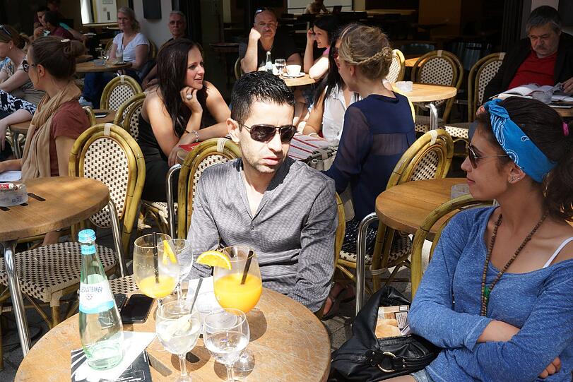 ... und auf der Leopoldstraße saßen sie in den Cafés und bestellten etwas Kühles im Glas. Die meisten Schwabinger...