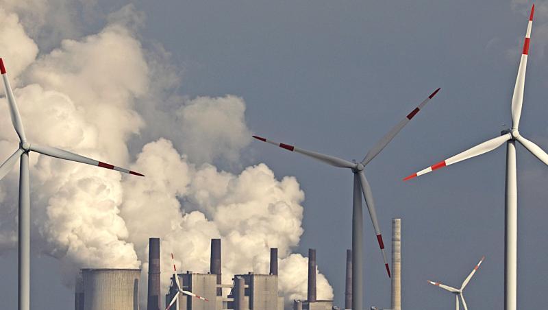 Alte und neue Technik: Rauch und Dampf steigen aus einem Braunkohlekraftwerk, im Vordergrund stehen Windräder. Alte und neue Technik: Rauch und Dampf steigen aus einem Braunkohlekraftwerk, im Vordergrund stehen Windräder.