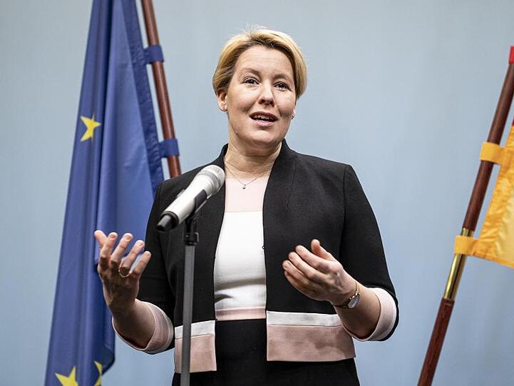Franziska Giffey (SPD), Bundesministerin für Familie, spricht auf der Pressekonferenz zu Studienergebnissen zur Ganztagsbetreuung.