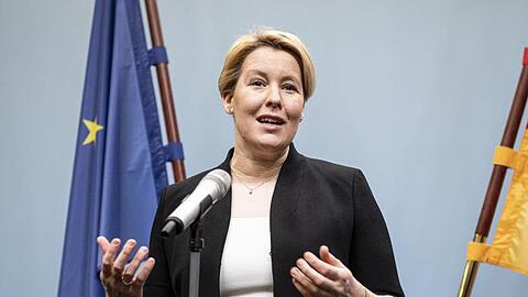 Franziska Giffey (SPD), Bundesministerin für Familie, spricht auf der Pressekonferenz zu Studienergebnissen zur Ganztagsbetreuung.