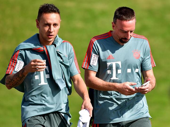 Auf dem Weg zum Training in Doha: Franck Ribéry (r) und Rafinha.