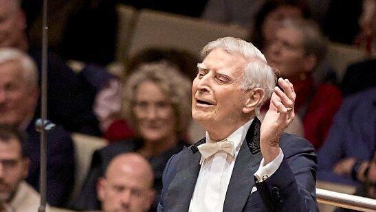 Herbert Blomstedt dirigiert im Herkulesaal.