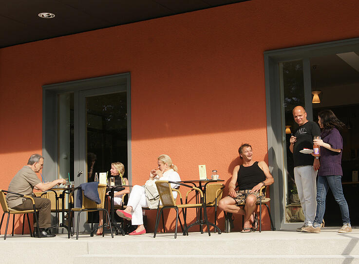 Vor der sonnigen Insel-Terrasse grasen manchmal Schafe.