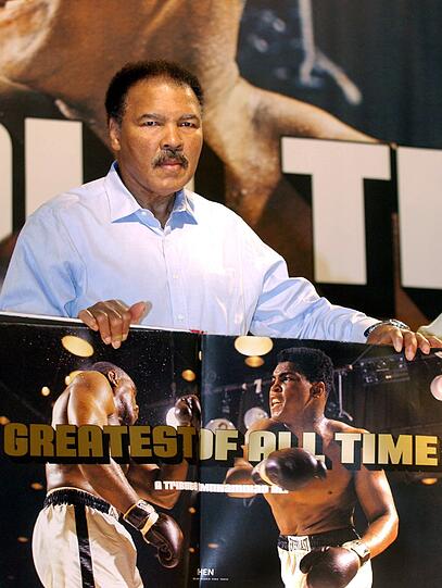 Ali machte immer wieder Scherze über sein angeblich bevorstehendes Comeback. Als sein früherer Gegner George Foreman 1994 sensationell nach 20 Jahren wieder einen WM-Titel gewann, kündigte der 52-jährige Ali an, den sieben Jahre jüngeren Foreman noch einmal wie schon 1974 schlagen zu wollen.