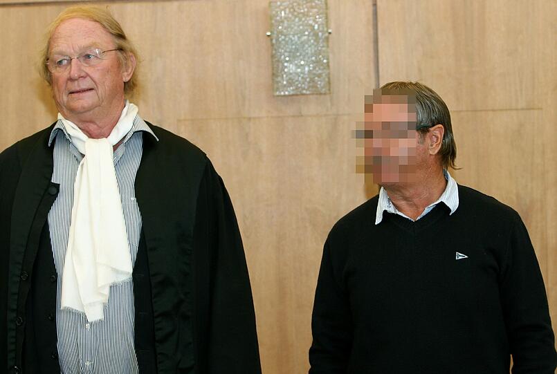Der Angeklagte Nachbar Michael B. (r) neben seinem Anwalt.