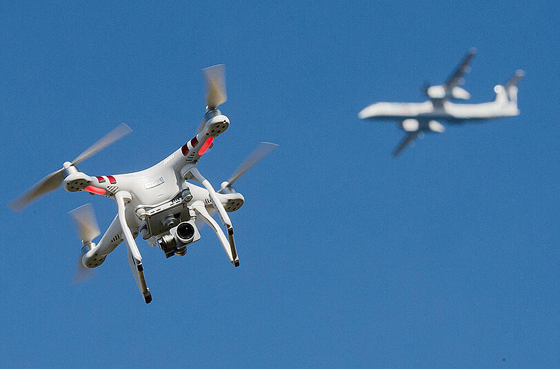 Es wird geschäftig am Himmel - immer häufiger durchkreuzen Drohnen die Flugbahnen von Flugzeugen. So soll jüngst eine Maschine der British Airways beim Landeanflug auf London Heathrow mit einer Flugdrohne zusammengestoßen sein. Foto: Julian Stratenschulte/Symbolbild