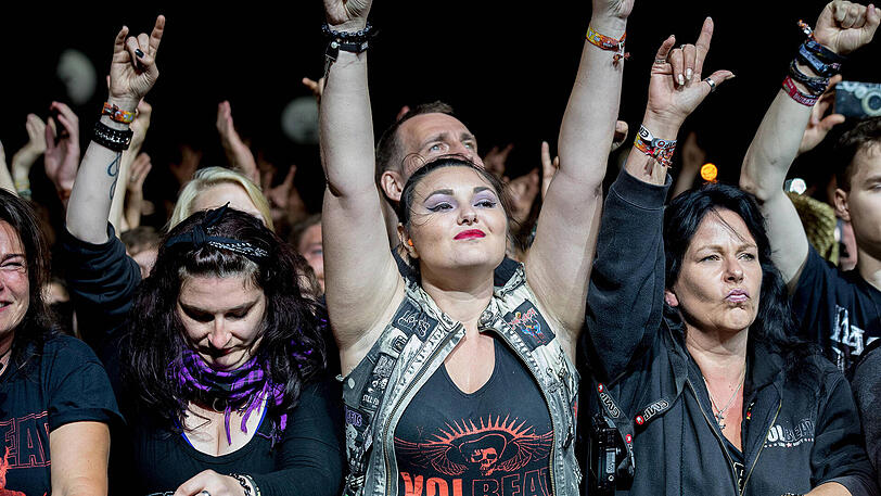 Das Wacken-Festival ist eröffnet. Die Bilder von Bier, Matsch und Fans.