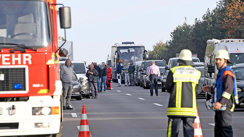 Der Lkw-Unfall legte die A8 mitten im Berufsverkehr lahm. Die Bilder.