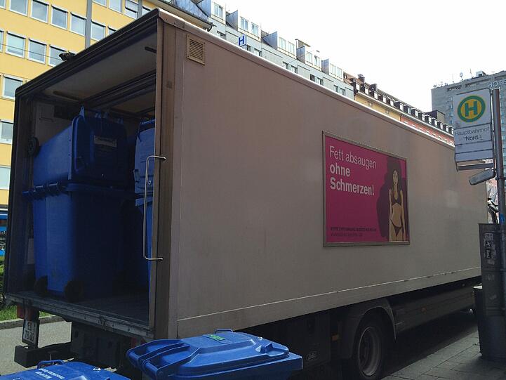 ... hinten werden Mülltonnen verladen.