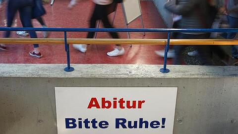 Aufgrund der Corona-Krise finden die Abiturprüfungen in Bayern später statt als geplant. (Symbolbild)