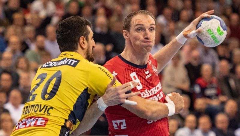 Flensburgs Holger Glandorf kommt gegen Ilja Abutovic von den Rhein-Neckar Löwen (l) zum Wurf. Flensburgs Holger Glandorf kommt gegen Ilja Abutovic von den Rhein-Neckar Löwen (l) zum Wurf.