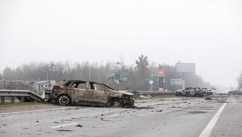 Fast 300 Zivilisten wurden entlang der Straße in Butscha, einer Pendlerstadt außerhalb der Hauptstadt, von russischen Truppen getötet.
