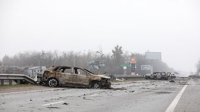 Fast 300 Zivilisten wurden entlang der Straße in Butscha, einer Pendlerstadt außerhalb der Hauptstadt, von russischen Truppen getötet.