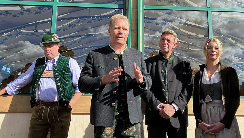 Für den größten Skandal der Wiesn 2022 sorgten die Herren: Weil sich viele Gäste am ersten Wochenende über die traditionelle Blasmusik im Bräurosl-Zelt beschweren, reagieren der Wirt und die Brauerei: Die Kapelle Josef Menzl wird an den Abenden ersetzt durch Erwin und die Heckflossen, die für Partystimmung sorgen sollen. Für den größten Skandal der Wiesn 2022 sorgten die Herren: Weil sich viele Gäste am ersten Wochenende über die traditionelle Blasmusik im Bräurosl-Zelt beschweren, reagieren der Wirt und die Brauerei: Die Kapelle Josef Menzl wird an den Abenden ersetzt durch Erwin und die Heckflossen, die für Partystimmung sorgen sollen.